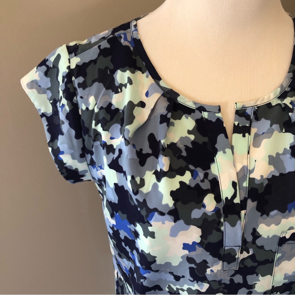 Gap pleat split neck camo print cap sleeve blouse XS